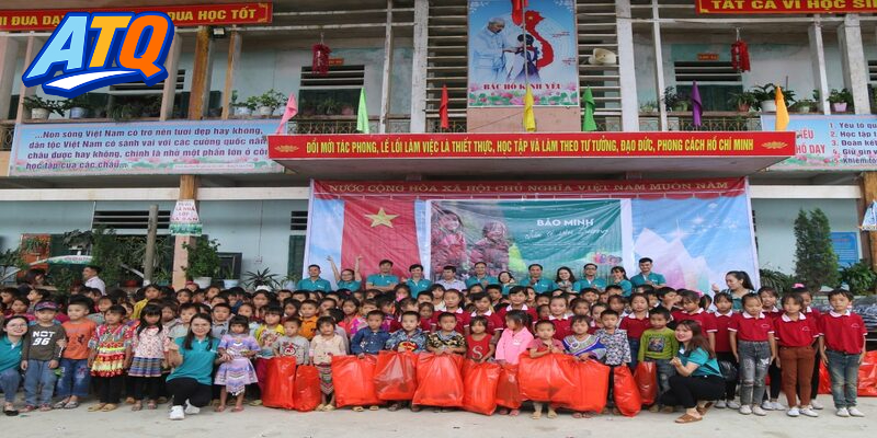 Hơn 1000 suất quà được trao đến tay các em